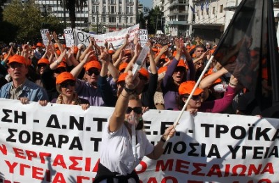 Manifestação durante a greve geral grega de 19 e 20 de Outubro de 2011 - Foto de Orestis Panagiotou/Epa/Lusa