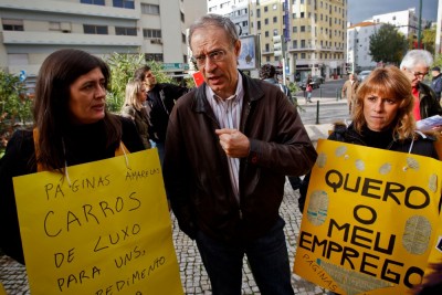 Francisco Louçã fala com trabalhadoras da Páginas Amarelas durante o seu protesto contra o despedimento colectivo, em frente ao edifício da PT, em Lisboa. José Sena Goulão/LUSA