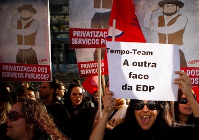 Protesto contra a privatização, à porta da assembleia geral de acionistas da EDP. “É mesmo necessário o aumento dos salários. A nossa energia é o vosso lucro”, gritaram as trabalhadoras da Tempo Team, 20 de fevereiro de 2012 – Foto de José Sena Goulão/Lusa