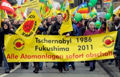 Manifestação junto à central de Gronau, na Alemanha. Na faixa pode ler-se: “Fecho imediato de todas centrais nucleares” - Foto de Henning Kaiser/Epa/Lusa