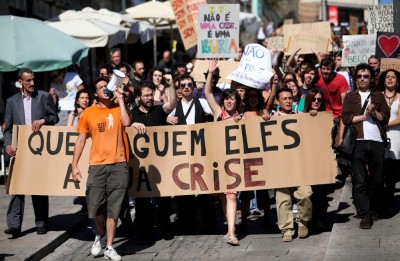 No Porto, meia centena de jovens do movimento “Acampada Porto” juntou-se na ribeira da cidade numa manifestação “contra o pacto do euro” e por uma “democracia real já”. Foto de Estela Silva/LUSA.