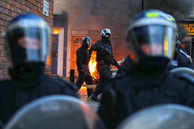 Agentes da polícia britânica em Hackney, norte de Londres. Foto Kerim Okten/LUSA/EPA.