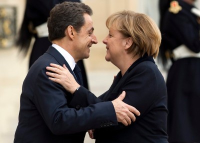 Merkel e Sarkozy querem que os governos do euro assumam no direito interno, de preferência nas constituições nacionais, um objetivo vinculativo de equilíbrio orçamental (défice zero), a chamada “regra de ouro”. Ian Langsdon/EPA/LUSA.