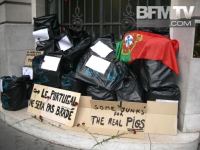 "Portugal não será vendido", diz uma das mensagens junto aos sacos de lixo deixados à porta da entrada da agência Moody's em Paris.