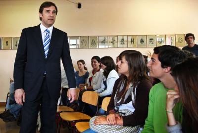 O líder do PSD, Pedro Passos Coelho, durante a visita que efetuou 
esta manhã à Escola Secundária Ibn Mucana em Alcabideche, Sintra, 8 de 
junho de 2010. MARIO CRUZ/LUSA
