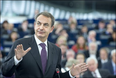 Zapatero interrompeu as férias para tentar acalmar os mercados, mas já poucos acreditam que os juros irão descer Zapatero interrompeu as férias para tentar acalmar os mercados, mas já poucos acreditam que os juros irão descer