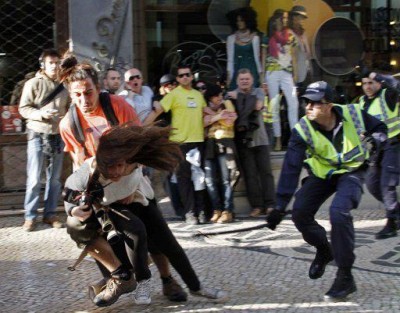 A foto da agressão da PSP à fotojornalista Patrícia Melo, da France Press, está a correr o mundo - Foto de Hugo Correia da Reuters