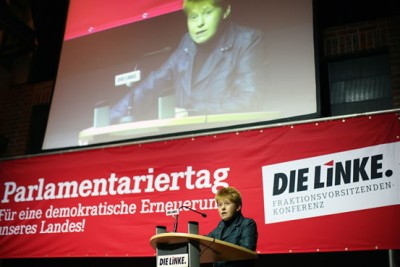 Petra Pau, vice-presidente do Bundestag, é protagonista de um dossier de 600 páginas dos serviços secretos alemães, mas não pode aceder à informação recolhida.