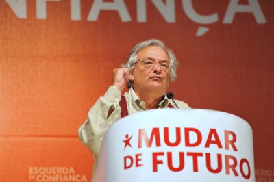 Fernando Rosas defendeu que o voto é “um instrumento do povo” e por isso “não votar é capitular, é desistir”. 