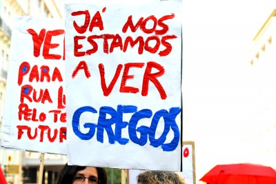 A resistência dos gregos ao caminho da austeridade imposta pela troika merece a nossa solidariedade, dizem trinta personaldades da política e cultura portuguesa