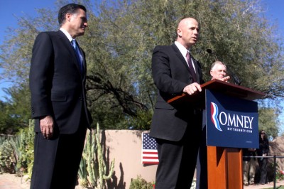 O xerife Paul Babeu abandonou a campanha de Mitt Romney depois de assumir uma relação amorosa com um imigrante mexicano.