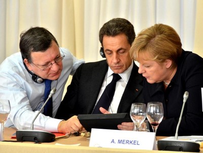 A S&P acusa os líderes europeus de não compreenderem as causas da crise. A Comissão diz que a decisão é "aberrante".