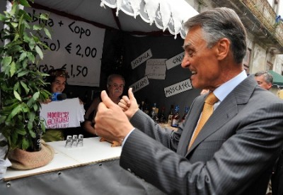 Cavaco Silva perante a exibição de uma t-shirt que diz: “Moody´s? No thanks”, Caminha 16 de Julho de 2011 - Foto de Arménio Belo/Lusa