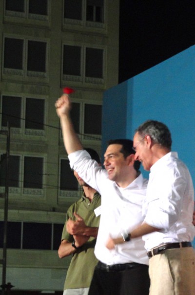 Tsipras e Louçã no fim do comício que juntou cem mil pessoas no centro de Atenas.