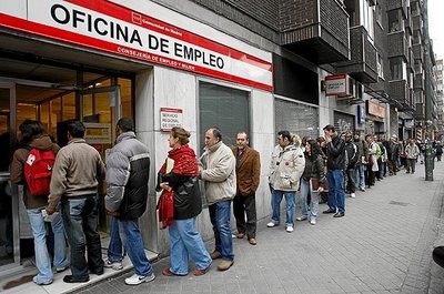Este nível de desemprego revela que, pela primeira vez na história, a taxa de desemprego ultrapassou os 25%. Tal significa que um em cada quatro residentes em Espanha, em idade ativa, não consegue encontrar um emprego.