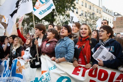Jovens participam nas manifestações contra aumento da idade da reforma em França. Foto de Cyberien, Photothèque.