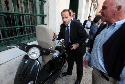 Ministro do CDS troca vespa por carro de 86 mil euros