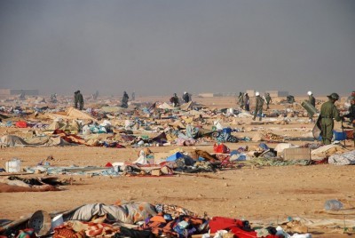As forças militares de Marrocos atacaram o Acampamento Gdeim Izik, onde se encontravam cerca de 20 mil pessoas e que desde há quatro semanas constituía o maior protesto saharauí nos 35 anos de ocupação marroquina. Foto LUSA/EPA/HANDOUT