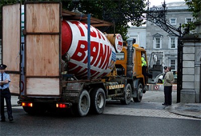 Camião-betoneira atirado contra Parlamento na Irlanda na Jornada de Luta Europeia no dia 29 de Setembro, veículo tinha escrito “Bank Anglo Tóxico” e a acção visou denunciar a injecção de dinheiro público no banco