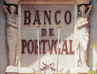 Perante as denúncias da DECO, o Banco de Portugal alegou que não tem poderes para alterar a lei e o governo limitou-se a reunir com o BES, o BCP, o Montepio e o Banif e a confiar cegamente na sua declaração de boas intenções. 