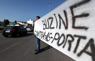 Um utente protesta contra as portagens nas SCUT durante uma acção de protesto realizada na rotunda dos Produtos Estrela, Porto, 22 de Junho de 2010. Foto de JOSE COELHO/LUSA