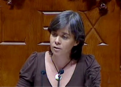 Catarina Martins lembra que a liquidação da Direcção Geral das Artes não estava prevista no programa do Governo e vem pôr em causa o financiamento público à criação cultural.