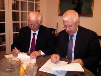 Acordo PS-PSD para o OE 2011 - Foto de telemóvel de Teixeira dos Santos e Eduardo Catroga a assinarem, divulgada por este.