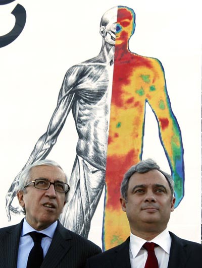 Pedro Silva Pereira, ministro da Presidência, e Artur Santos Silva participam na exposição “Corpo”, 23 de Julho de 2010 – Foto de Manuel de Almeida/Lusa 