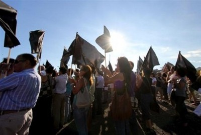 Centenas de pessoas concentraram-se no aterro do Funchal com bandeiras negras