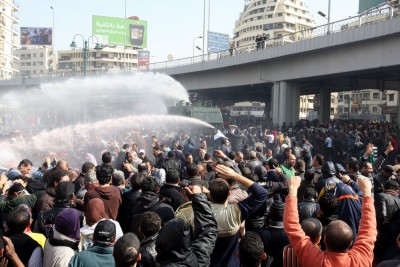 Egipto: manifestantes não respeitam recolher obrigatório