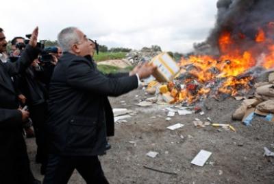 Na Cisjordânia ocupada, Salam Fayyad incendeia produtos vindos das colónias israelitas. Foto de Mustafa Abu Dayeh/MaanImages