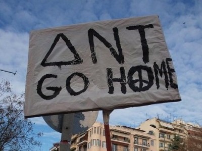 Foto: Faixa em grego/inglês "FMI Go Home" ("FMI fora daqui").