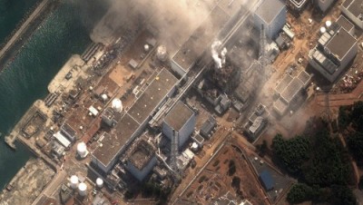 Fotografia tirada por satélite da central nuclear Fukushima I lançando vapor radioativo no dia 14 de Março.