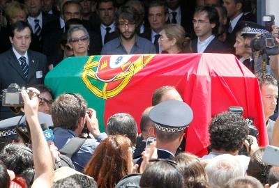 Cerca de 20.000 pessoas passaram no Sábado pela Câmara Municipal 
de Lisboa, onde o corpo do escritor esteve em câmara ardente - Foto da 
Lusa