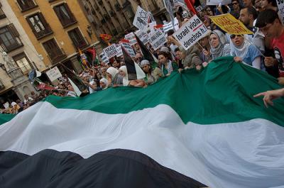 Concentração em Madrid à porta da embaixada de Israel. Foto Carlos  Barbudo/Flickr