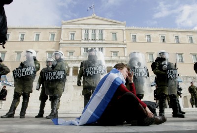 Os gregos já o disseram insistentemente nas ruas, mas agora o Presidente do Eurogrupo admite: Nada está a ser feito “além de cortes e de reduções de benefícios sociais”. Foto de ALEXANDROS VLACHOS/EPA/LUSA.