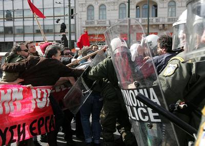 Confrontos na Gécia durante protesto contras as medidas de austeridade. Foto de Subterranean Tourist Board, FlickR