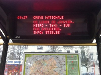 No painel de uma paragem de autocarro em Bruxelas pode ler-se "Greve Geral - segunda-feira, 30 de Janeiro. Não há metro, eléctrico ou autocarros". Foto de Nelson Peralta.