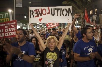 Cerca de 400 mil israelitas exigiram este sábado “justiça social”. Foto de Oliver Weiken, Epa/Lusa.
