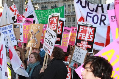Estudantes protestam contra aumento das propinas máximas de 3 850€ para 10 531€ e cortes nos orçamentos das universidades, que chega a atingir os 40%. Foto de Plaid, Flickr.