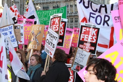 Em Londres, estudantes protestam contra aumento das propinas máximas de 3 850€ para 10 531€ e cortes nos orçamentos das universidades, que chega a atingir os 40%. Foto de Plaid, Flickr.