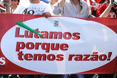 "Lutamos porque temos razão" faixa transportada na
manifestação de 29 de Maio de 2010 - Foto de Paulete Matos
