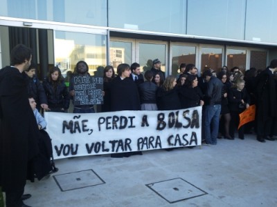 "Mãe, perdi a bolsa - vou voltar para casa", faixa dos estudantes concentrados junto à reitoria da Univ. de Aveiro - Foto de Pedro Filipe Soares