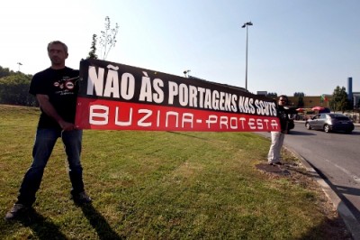 Não às portagens nas SCUT, imagem de faixa numa acção de protesto realizada no Porto a 22 de Junho de 2010 – Foto José Coelho/Lusa