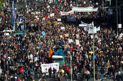 É cada vez mais urgente tirar a Europa da “armadilha da dívida pública”, como o mostram os e as manifestantes gregos, os indignados espanhóis, italianos ou britânicos. Foto de Occupy Berlin - Germany