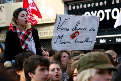 “Viver desempregado ou morrer a trabalhar”, diz cartaz transportado por jovens na manifestação em Paris. 16 de Outubro de 2010 – Foto de Sylvain Lefevre/Epa/Lusa