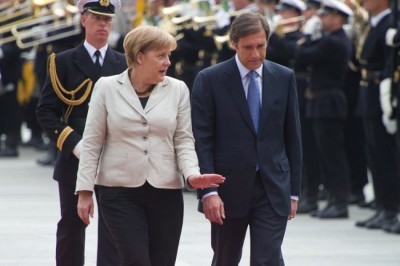 Passos atento a Merkel. Foto de Tobias Kleinschmidt, EPA