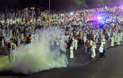 Os manifestantes reuniram-se de um dos lados da auto-estrada do sul, bloqueando-a e mantendo uma certa de distância em relação ao centro da cidade do Kuwait. Mas as forças de segurança deslocaram-se para aí, dispersando a multidão com violência e usando gás lacrimogéneo. Foto Raed Qutena/EPA/LUSA.