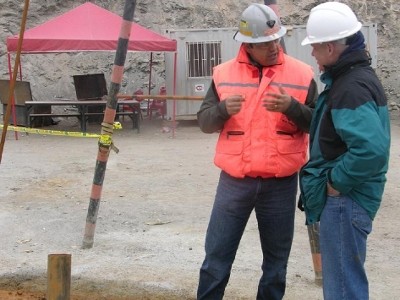 Clint Cragg, engenheiro da Nasa, conversa com René Aguilar, chefe da operação de salvamento dos mineiros chilenos – Foto do site da NASA