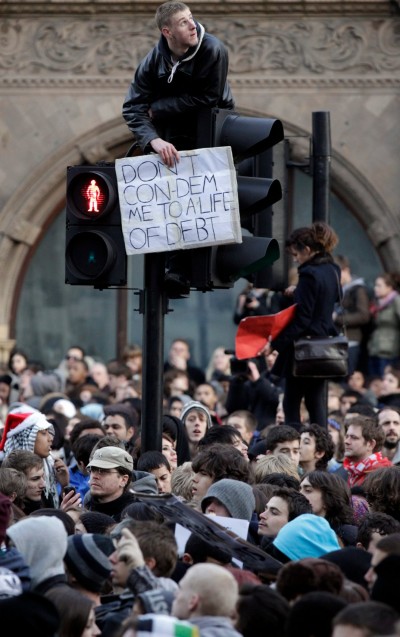 "Não me condenem a uma vida de dívidas", lê-se no cartaz do estudante britânico, na manifestação em Londres, dia 14 de Novembro. Foto Jonathan Brady/EPA/LUSA